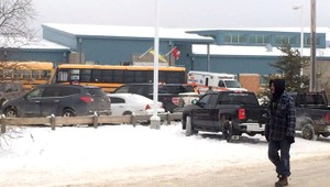 Pri streľbe na škole zomreli štyria ľudia. Bolo tam veľa kriku, opisuje študent