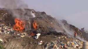 Pri Galante horela skládka komunálneho odpadu: Požiar likvidovali desiatky hasičov