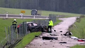 Po nehode auta, ktoré sa vracalo z pohrebu hasičov, zomrela žena
