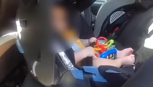 Polročné bábätko zostalo v aute, ktoré sa nečakane zamklo. Polícia ho musela vyslobodiť