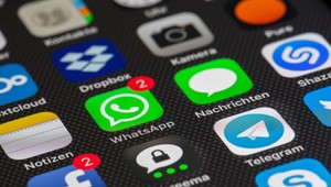Prepustený zamestnanec tvrdí, že Facebook má prístup k vymazaným správam