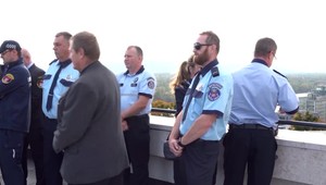 Mestskí policajti sa zhromaždili pred národnou radou. Žiadajú rovnaké podmienky ako kolegovia z ozbrojených zložiek