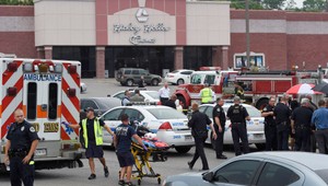 Polícia zastrelia útočníka, ktorý sa vyhrážal v kine zabitím sekerou