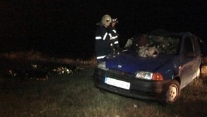 Vodič auta si nevšimol prichádzajúci vlak. Traja mŕtvi