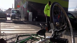 Vodič zrazil cyklistu, zrejme ho oslepilo slnko