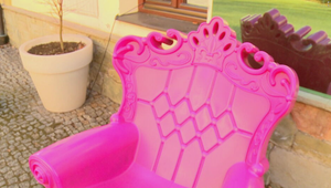 Záhadná krádež ružového kresla: Zlodej ho odniesol na chrbte