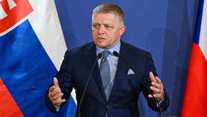 Premiér tvrdí, že ľudia sa nemajú zle. Ekonóm varuje: Míňajú viac, ako zarábajú