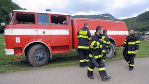 Mladík (20) bez vodičáku sadol za volant, po havárii začalo auto horieť