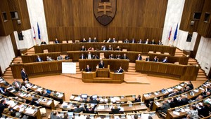 Hádka v parlamente! Poslanci vytiahli, kto koľko berie