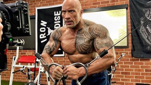 Šokujúca fotografia: Dwayne Johnson v pätnástich s pornofúzikmi