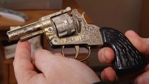 Šialenec vytiahol zbraň na matku s dieťaťom