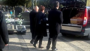 Policajt zabil svoju snúbenicu, dnes ju pochovali