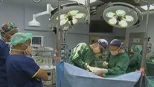 Prvé zo siamčiat zomrelo po oddelení, o život druhého bojovali