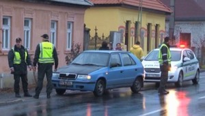 Mladík (15) šoféroval bez vodičáku, vrazil do auta s bábätkom