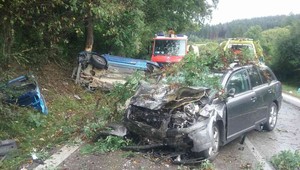 Čelná zrážka áut skončila tragicky. V aute sedelo aj deväťročné dievča