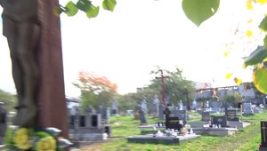 Z kríža na cintoríne v Prievidzi zmizol Ježiš Kristus. Žena ho chcela zreštaurovať