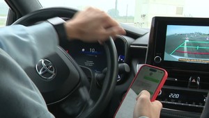 Šokujúce výsledky prieskumu: Slováci berú mobil za volantom ako samozrejmosť