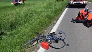 Opitý cyklista bez prilby spôsobil nehodu. Musel zasahovať vrtuľník