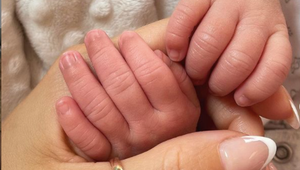 Hviezdny spevák sa stal otcom! Partnerka akoby ani nerodila a bábo má hrdé meno!