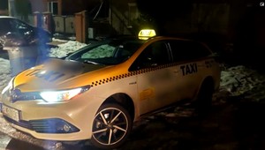 Agresívny zákazník odmietol zaplatiť taxikárovi. Auto ukradol a po pár metroch havaroval