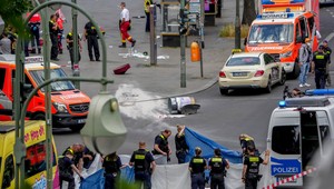 Vodič (29) vletel autom do davu ľudí. Neprežila jedna osoba a desiatky ľudí sa zranilo