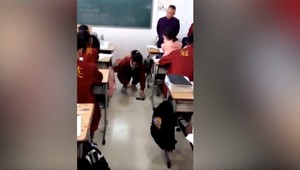 VIDEO: Učiteľ potrestal dievča pred očami žiakov. Musela rozbiť svoj telefón