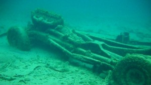 VIDEO. Vraky áut dokonale splynuli s morským dnom