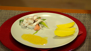 Treska plnená údeným lososom na smotanovej omáčke s hrozienkami