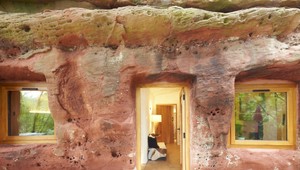 Muž premenil 700 rokov starú jaskyňu z pieskovca na luxusný dom