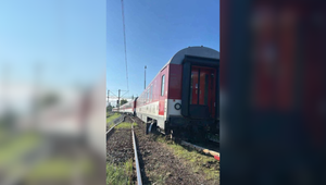 Pri stanici Bratislava-Nové Mesto sa vykoľajil vozeň ZSSK. Prevádzka je obmedzená