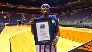 Kúzelník z Harlemu prekonal svetový rekord chrbtom ku košu