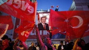 Erdoganova demokracia v praxi. Turecké úrady vydali zatykač na 117 vojakov