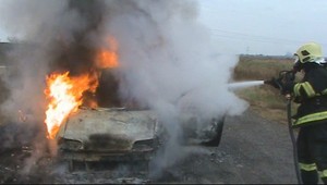 Auto zhorelo pri dobíjaní batérie do tla. Bezpečnosť zaistí niekoľko pravidiel