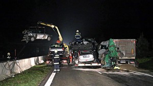 Diaľnicu R1 ochromila vážna nehoda. Zrazili sa tri kamióny!