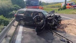 Vážna dopravná nehoda: Pri čelnej zrážke sa zranilo 7 ľudí