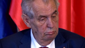 Senátori zvažujú žalobu na prezidenta Miloša Zemana. Dôvodom má byť kauza Vrbětice