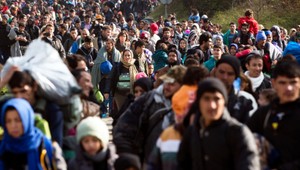 Na hraniciach rastie nervozita. Policajti sú agresívni, utečenci netrpezliví