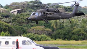 Helikoptéra vytiahla prvé trosky lietadla