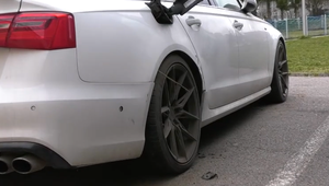 Obyvateľov vystrašil výbuch. Páchatelia poškodili auto zábavnou pyrotechnikou