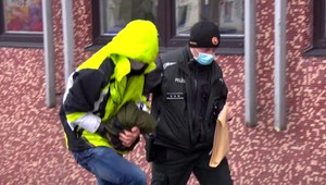 Opitý mladík zmlátil rodičov až tak, že skončili v nemocnici. Za svoj čin bude pykať za mrežami