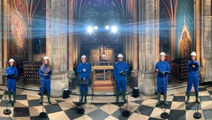 Katedrála Notre-Dame zažila prvý vianočný koncert od požiaru. Bez obecenstva a s prilbami
