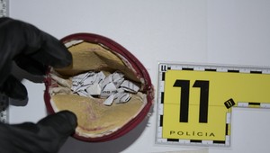 VIDEO: Kriminalisti odhalili v meste drogy. Pri domovej prehliadke našli trezor s 13 tisíc eurami