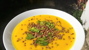 Hrachová polievka s pohánkovými pukancami