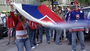 Ulice a autá bez vlajok... Hokejové vášne zatiaľ neprepukli