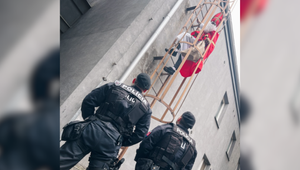 Polícia zadržala neznámeho podozrivého. Mal plné vrece cukroviniek