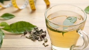 Zelený čaj ako spaľovač tukov? Pridajte dve suroviny a kilá pôjdu dole ako divé