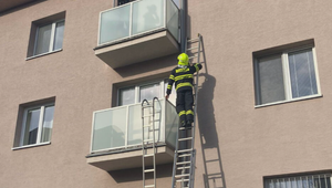 Malá dcérka nechtiac vymkla mamu na balkóne. Museli jej pomáhať hasiči