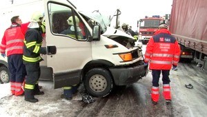 Zrážka dodávky s kamiónom. Jeden z vodičov na mieste zomrel