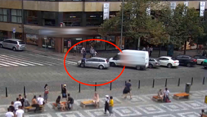 Agresívny vodič nabral policajta na prednú kapotu! Chcel sa vyhnúť pokute