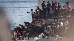 Zásah polície hlási aj druhá španielska enkláva. Do Ceuty vstúpilo približne 60 000 migrantov